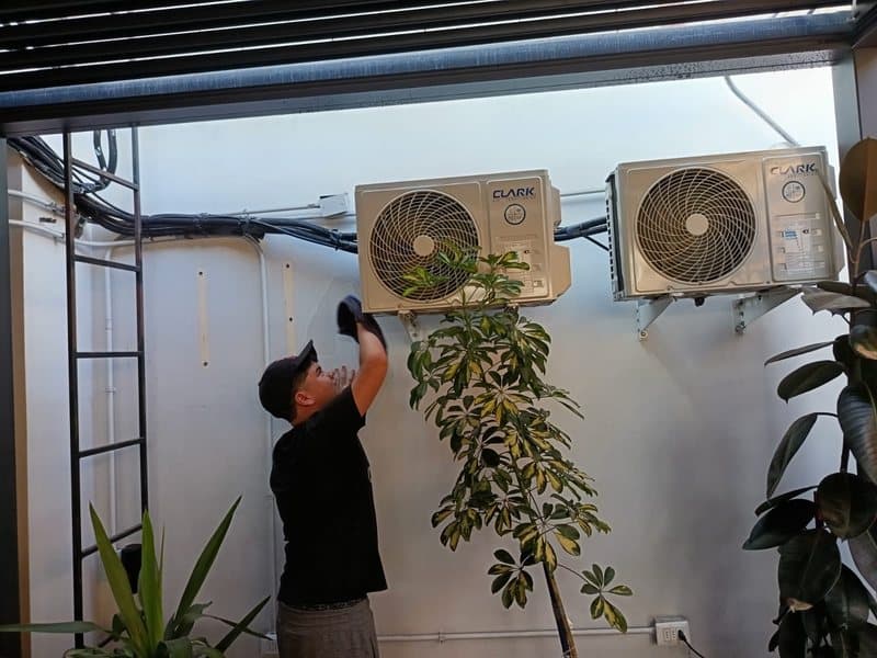 Técnico de CLIMATEC instalando unidades condensadoras exteriores