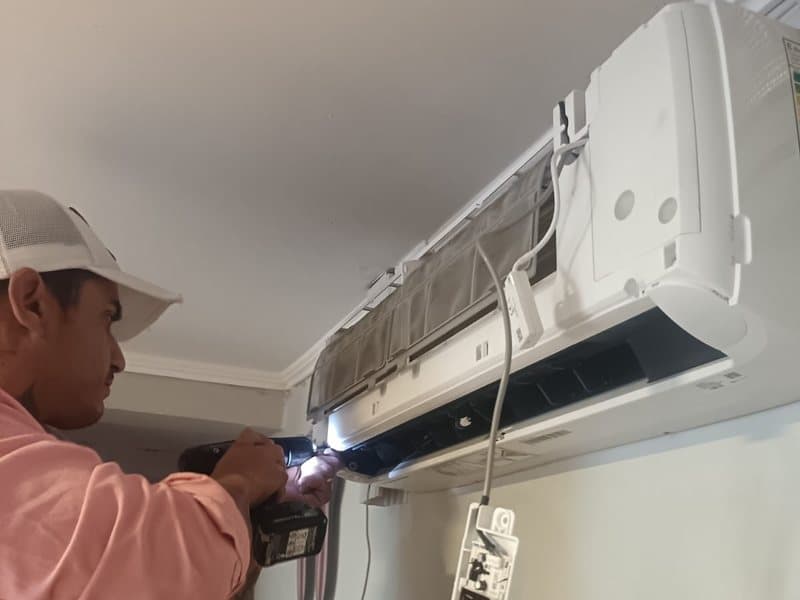 Técnico de CLIMATEC instalando un equipo split de aire acondicionado