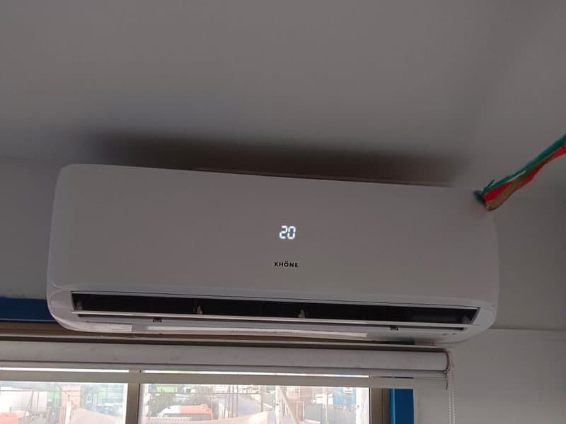 Equipo split instalado en oficina por CLIMATEC